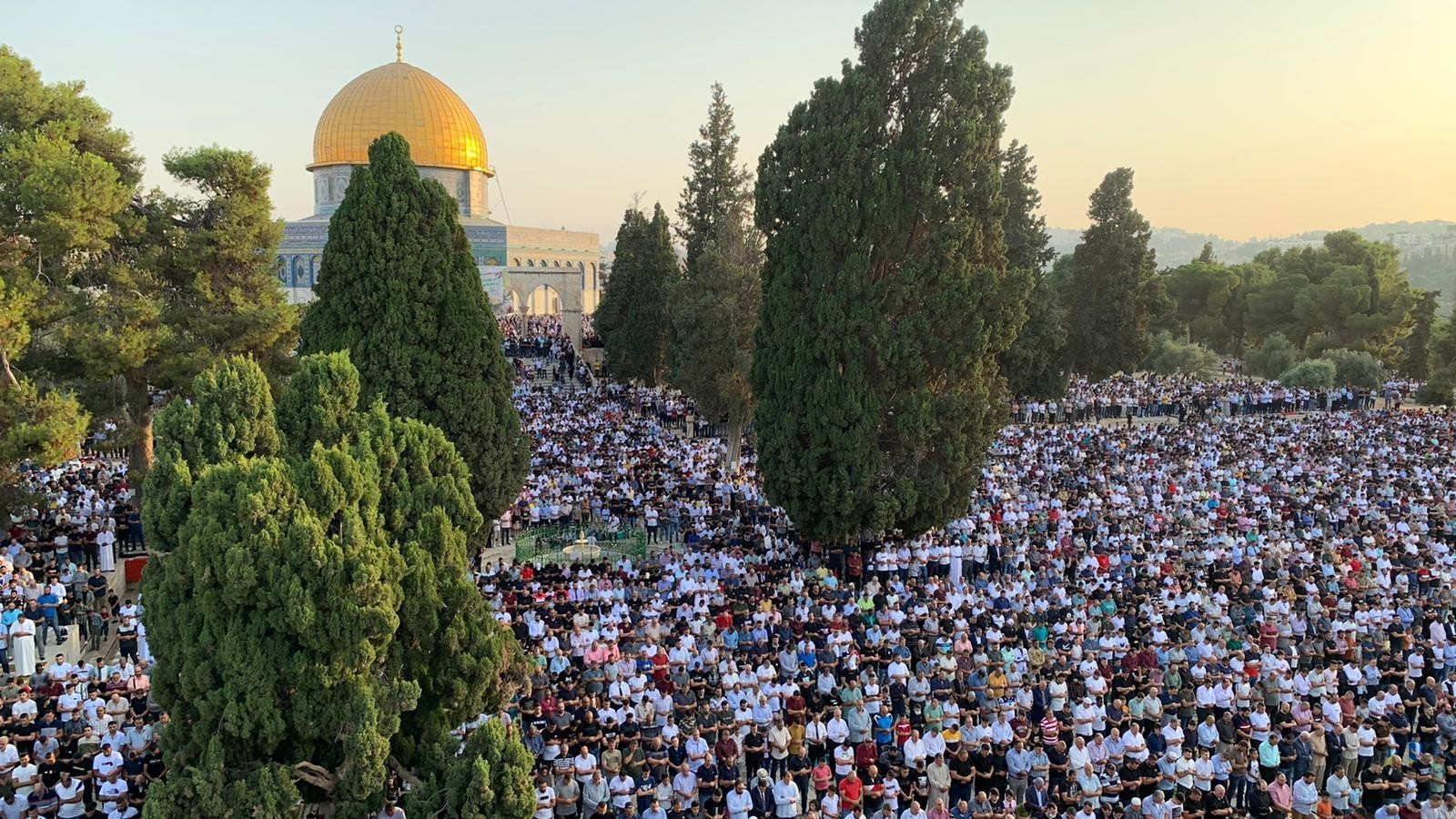 شاهد: آلاف الفلسطينيين يؤدون صلاة عيد الأضحى في المسجد الأقصى