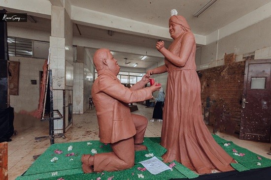 شاب ينحت تمثال رومانسى لأصحاب متلازمة داون عشان يطالب بحقهم في الحياة