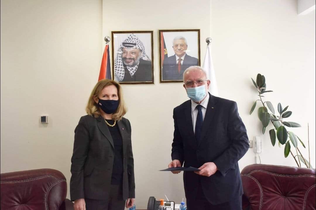 المالكي يتسلم نسخة من أوراق اعتماد القنصل البريطاني العام