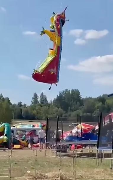 رياح قوية تثير الذعر فى بيلاروسيا بعد تسببها فى تحطم ألعاب خلال مهرجان