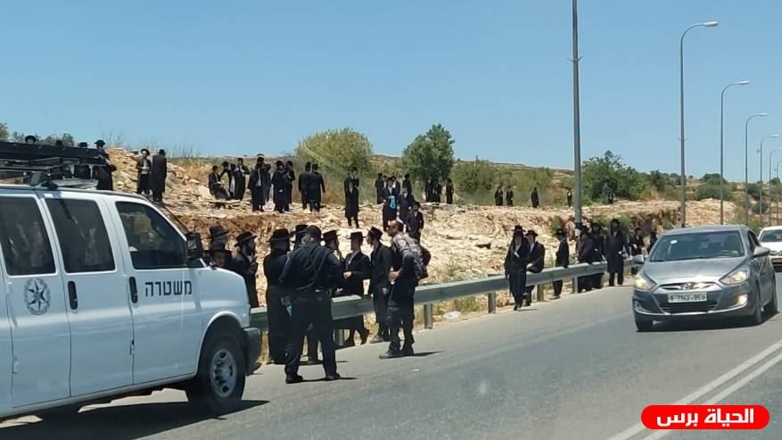 مستوطنون مدجّجون بالسلاح ينظمون مسيرة على حاجز واد الخليل