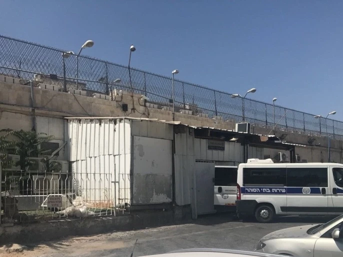 مركز: 3 مقدسيين يُسلّمون أنفسهم للاحتلال لقضاء محكوميتهم