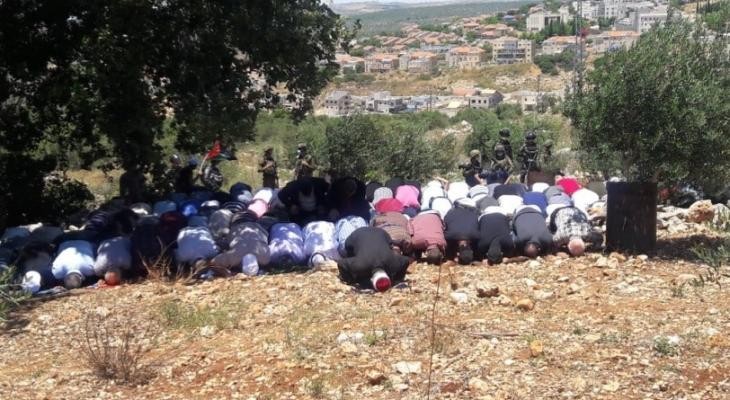 أهالي حزما يؤدون صلاة الجمعة فوق الأراضي المهددة بالاستيلاء