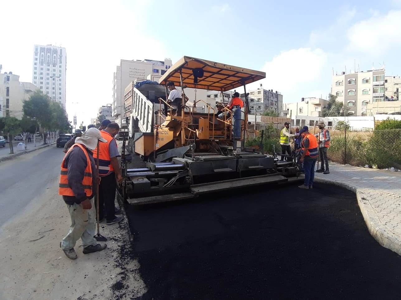 بالصور: بلدية غزة تًنهي أعمال صيانة بشارع عمر المختار