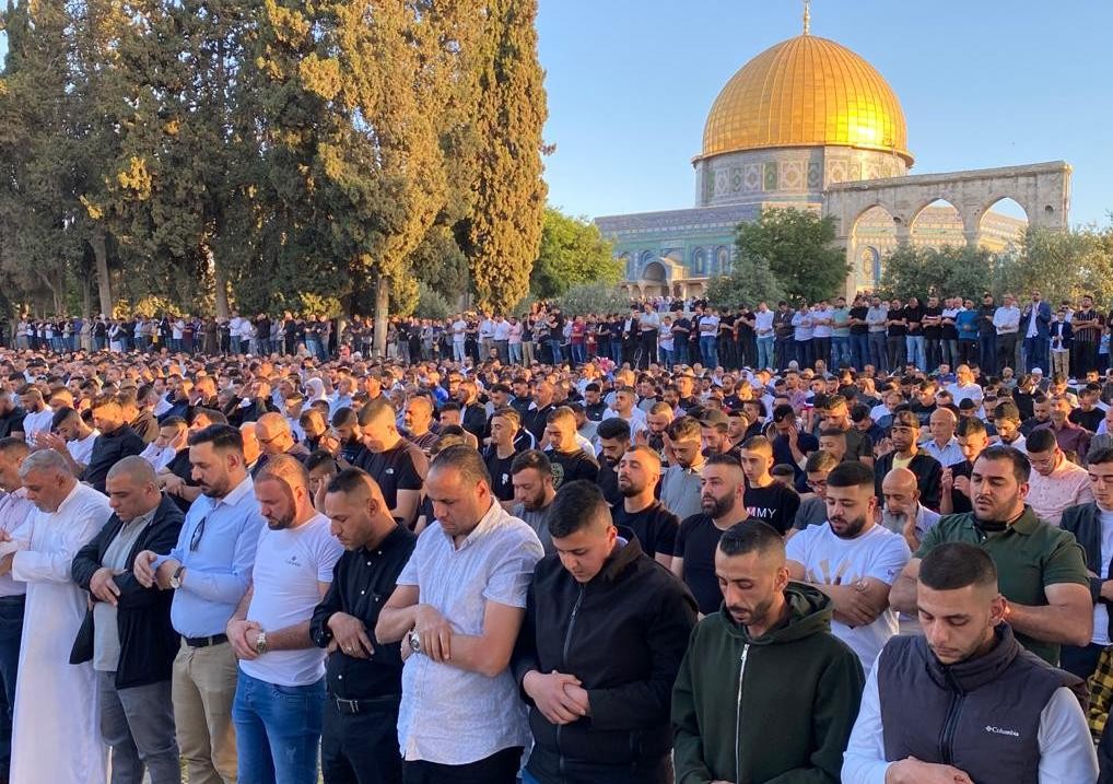 شاهد: الآلاف يؤدون صلاة عيد الفطر السعيد في باحات المسجد الأقصى 