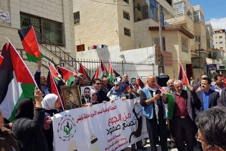 طولكرم: وقفة لإسناد الأسير أبو عطوان أمام الصليب الأحمر