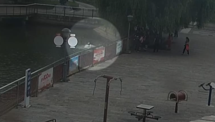 بعمر 81 عامًا... صيني يخاطر بحياته لإنقاذ طفل غرق في نهر بانتشو