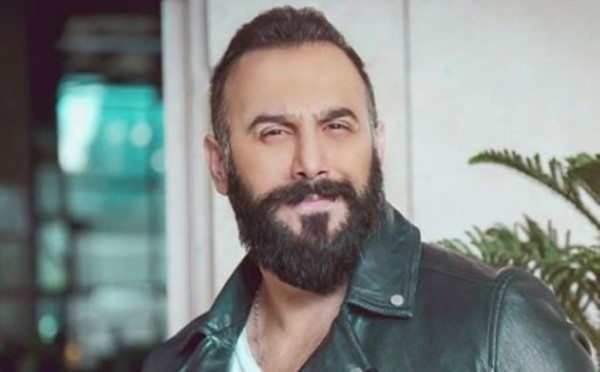 شاهد:  ابن قصي خولي يقلد والده في مسلسل "عشرين عشرين"