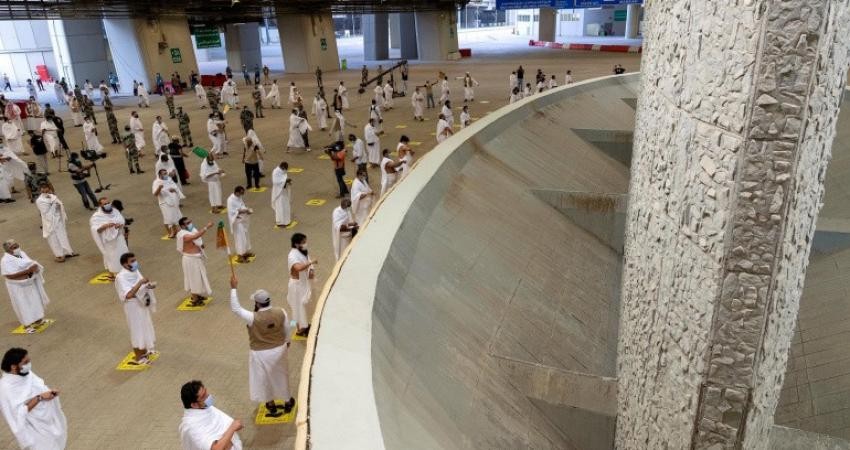 حجاج بيت الله يواصلون أداء مناسك الحج برمي الجمرات في أول أيام التشريق