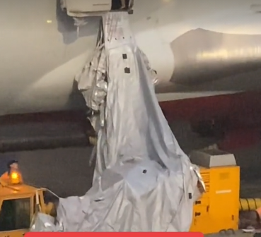 راكب روسى يقوم بعمل بطولى لإنقاذ طفل فى طائرة من الاختناق