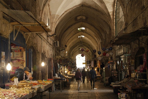"مركز القدس" يكشف عن الضغوطات اليومية التي يُعاني منها المقدسيين
