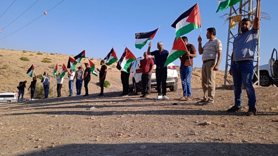 مسيرة في حزما تنديدًا بشق الاحتلال شارع استيطاني