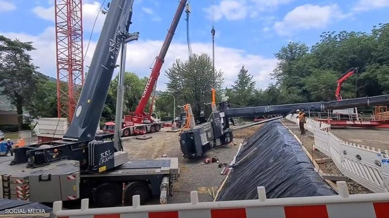 بالفيديو | مشهد يحبس الأنفاس.. نجاة عاملين من سقوط رافعة بوزن هائل