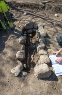 اكتشاف مقابر للفايكنج بها هياكل عظمية وأثار عمرها أكثر من 1000 عام بالسويد