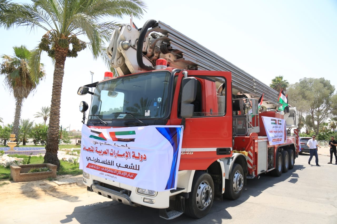 شاهد: بدعم من دولة الإمارات.. تسليم جهاز الدفاع المدني بغزّة سيارة إطفاء حديثة