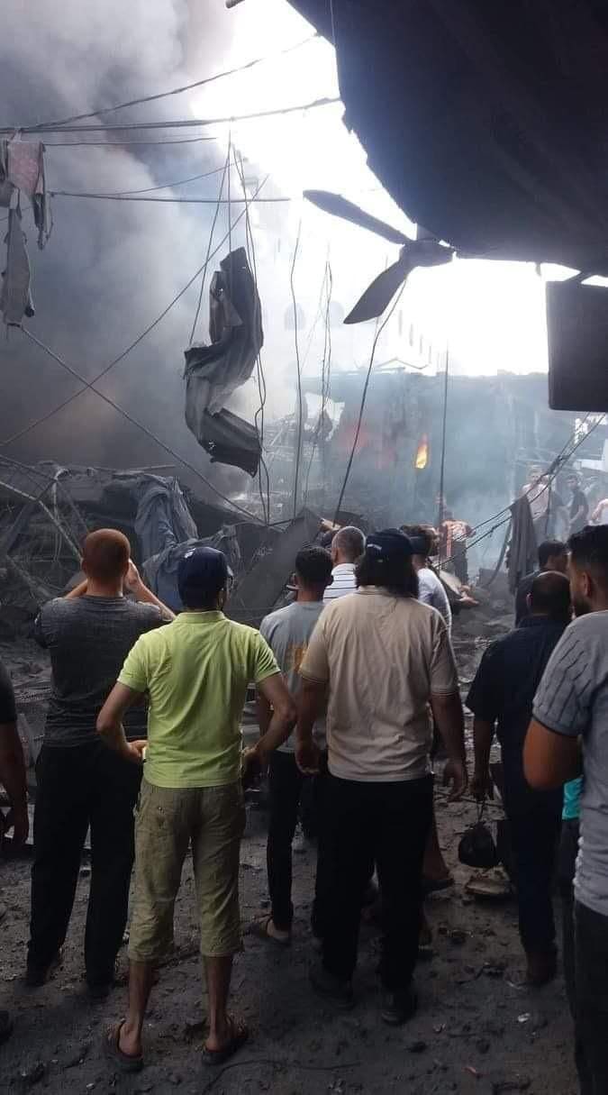 شاهد.. وفاة مواطن وإصابة آخرين إثر انفجار ضخم وقع في سوق الزاوية بمدينة غزة
