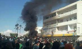 عشرات المحتجين يقتحمون مقرات حركة النهضة في تونس