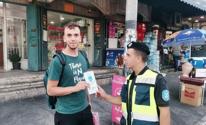 شرطة رام الله تُوزع نشرات توعوية من فيروس "كورونا" للمواطنين