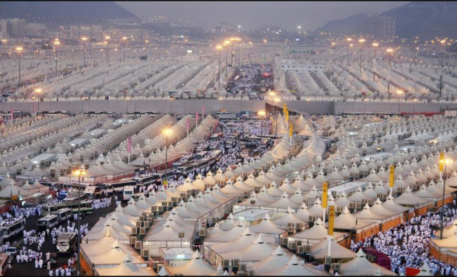 الحجاج يتوافدون إلى "منى" استعدادًا لأداء أول المناسك