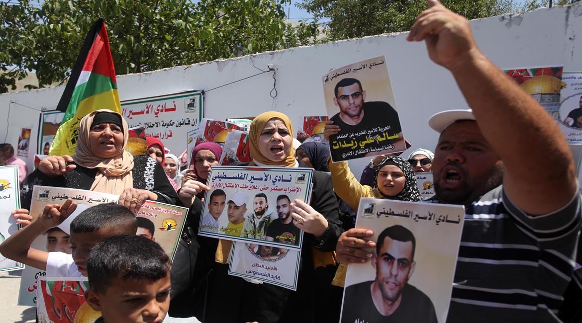 الخليل: وقفة إسناد مع الأسرى المضربين عن الطعام أمام الصليب الأحمر