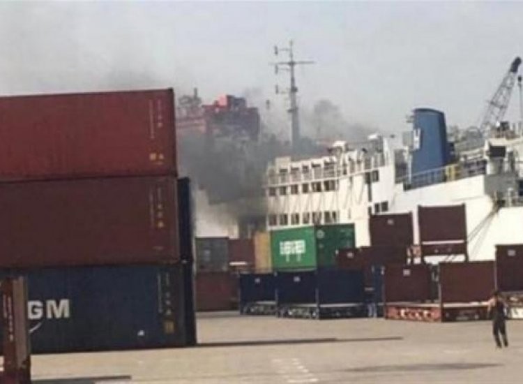نشوب حريق في باخرة داخل مرفأ بيروت