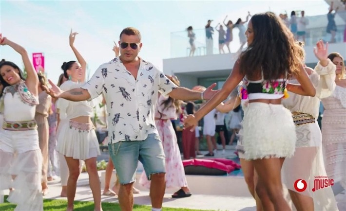 تشابه بين أغنية "الدنيا بترقص" لـ عمرو دياب و"Bailando" لـ إنريكي إجليسياس