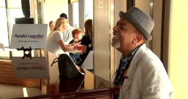 عازف بيانو يحصل علي 60 ألف دولار إكرامية في يوم واحد