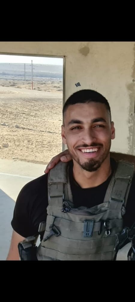 موقع عبري يكشف فحوى الاتصال بين بينيت ووالد الجندي المصاب بغزة