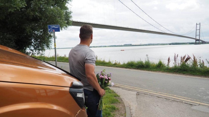 بريطانى يقف بـ"بوكيه ورد" بجوار إشارة مرور يوميًا بحثًا عن فتاة أحلامه