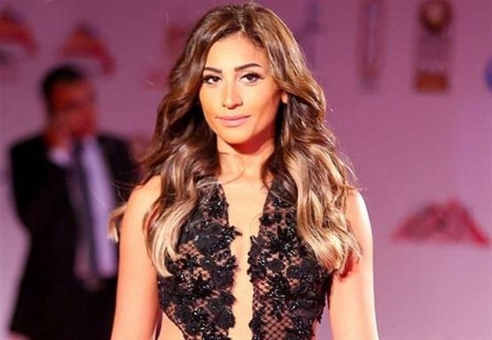 شاهدوا | الممثلة المصرية "دينا الشربيني" تركض هاربةً في عزاء دلال عبد العزيز