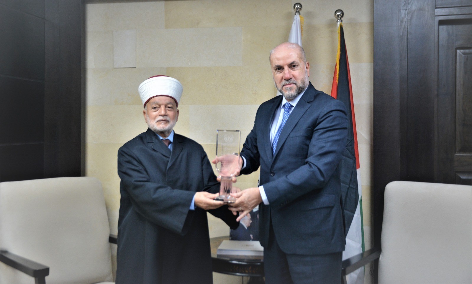 الهباش يُسلم مفتي القدس جائزة الإفتاء العالمي