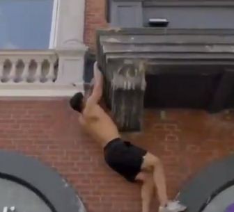 على طريقة سبايدر مان... شاب دنماركي يتسلق جدران وشرفات المنازل