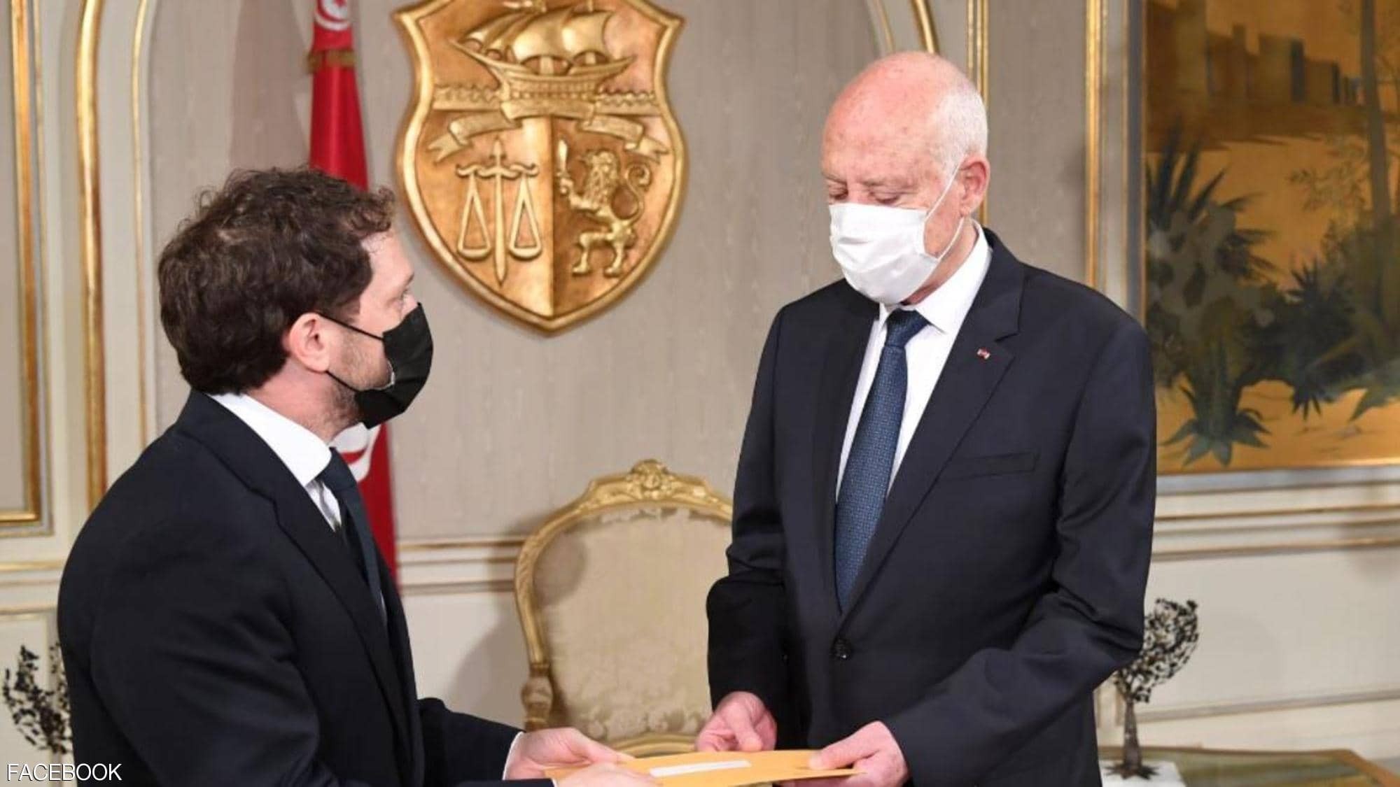 شاهد: وفد أمريكي يُسلم الرئيس التونسي رسالة خطية من بايدن