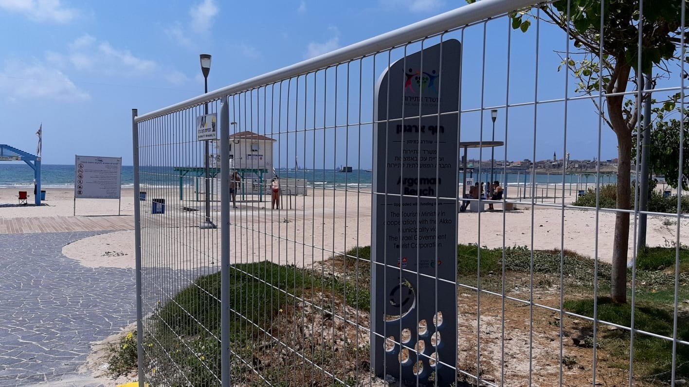 "التحالف العكّي" تُحذّر من تداعيات إقامة بلدية الاحتلال سياج حول شاطئ عكا