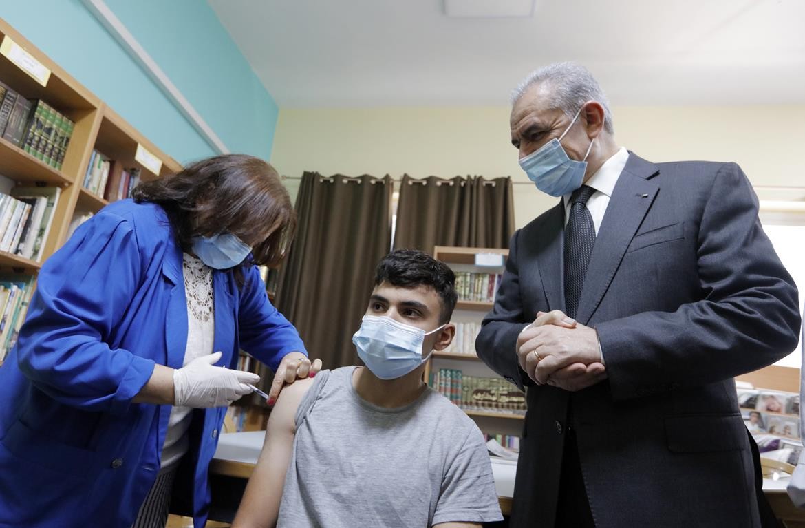 رام الله: اشتية يطلق المرحلة الأولى من حملة تطعيم طلبة المدارس الثانوية
