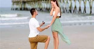 شاهدوا | بريطاني يعرض "الزواج" على صديقته مستعينا ببقرتين