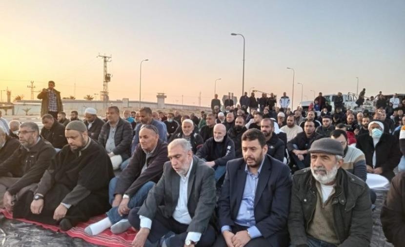 أهالي الداخل المحتل يؤدون صلاة الجمعة أمام سجن "رامون"