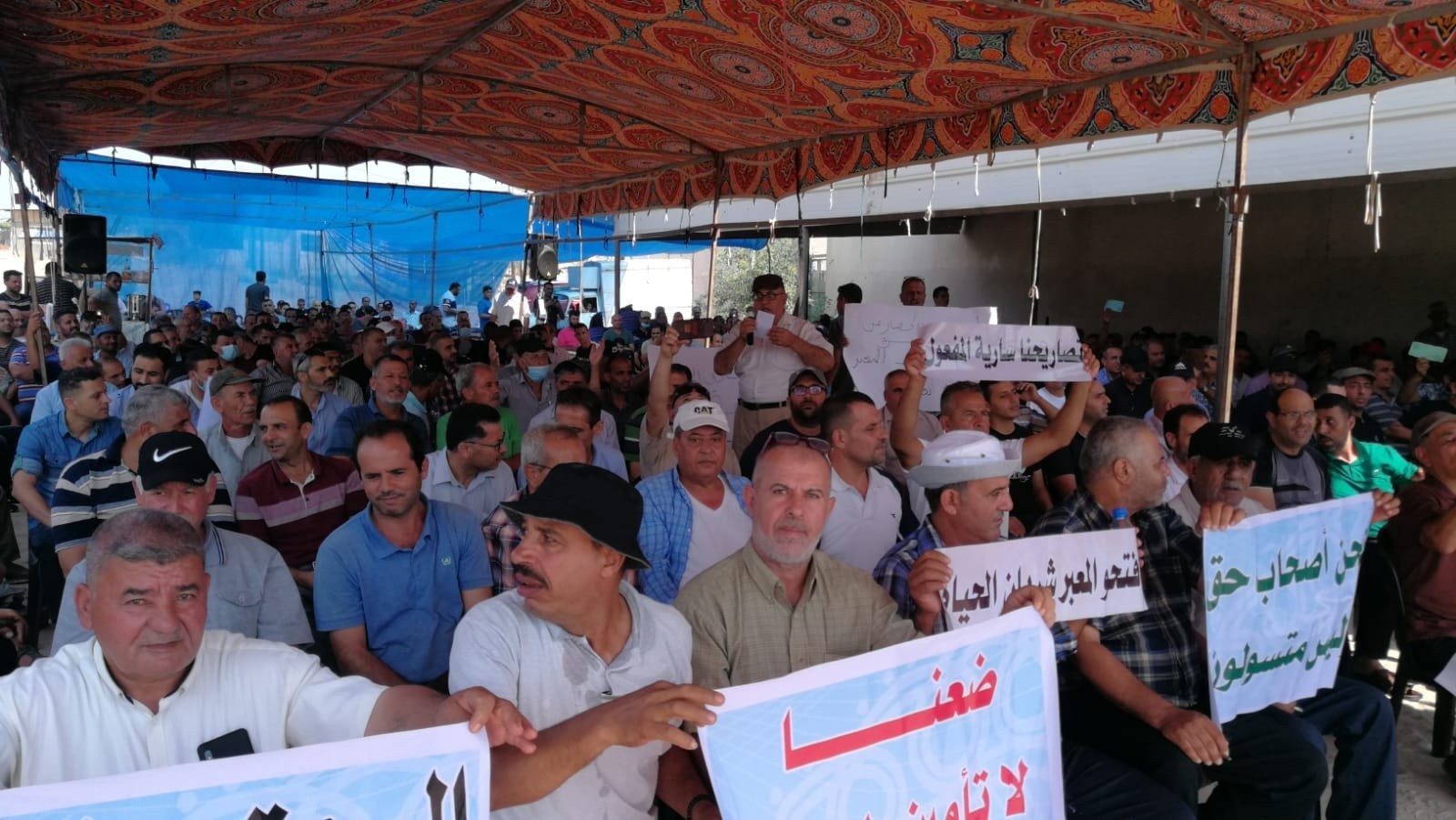شاهد: تجار غزّة يُنظمون وقفة احتجاجية أمام حاجز بيت حانون