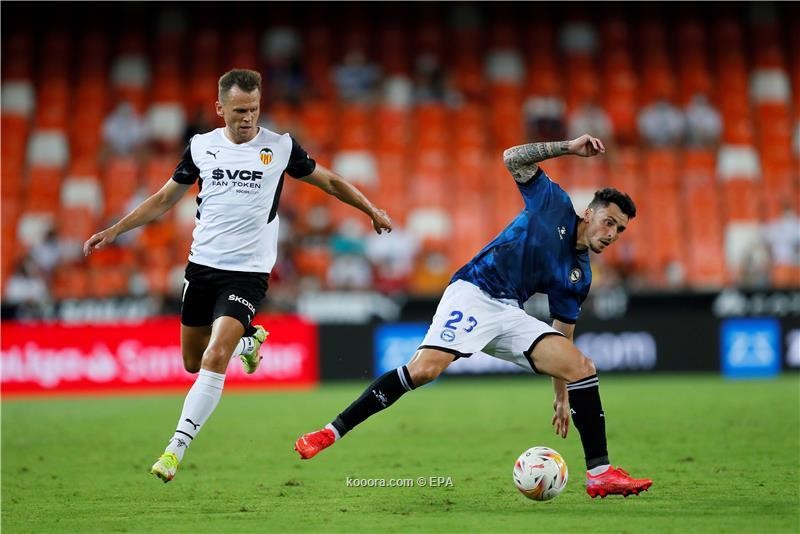 شاهد - فالنسيا يسحق ألافيس بثلاثية نظيفة في الليجا