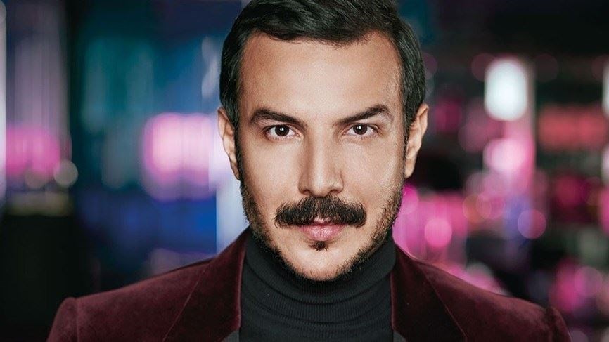 شاهدوا |  الممثل السوري "باسل خياط" يستذكر والده الراحل بصورة تجمعهما مع شقيقه
