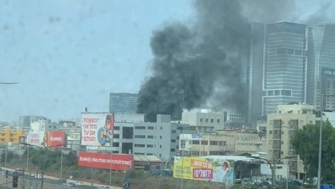 اندلاع حريق فوق أحد أسطح المباني في تل أبيب