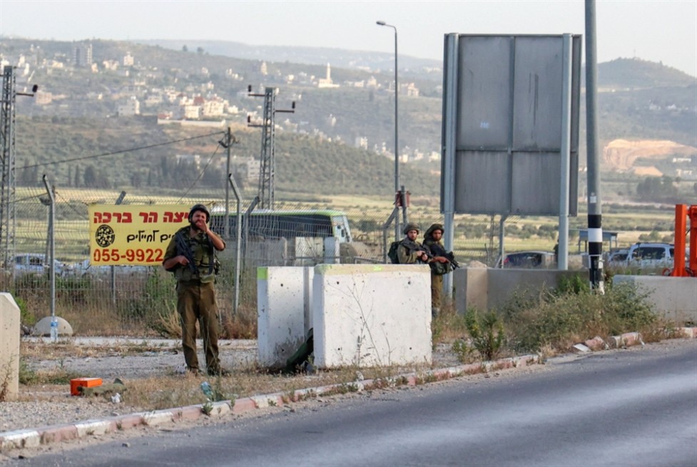 قناة عبرية تكشف تفاصيل إطلاق النار على مستوطِنة قرب حاجز زعترة