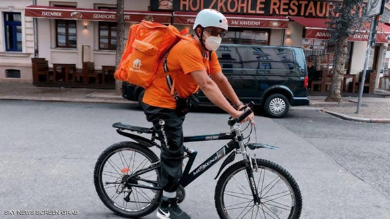 شاهد: وزير أفغاني سابق يعمل في "توصيل الطعام" بألمانيا.. فما القصة؟