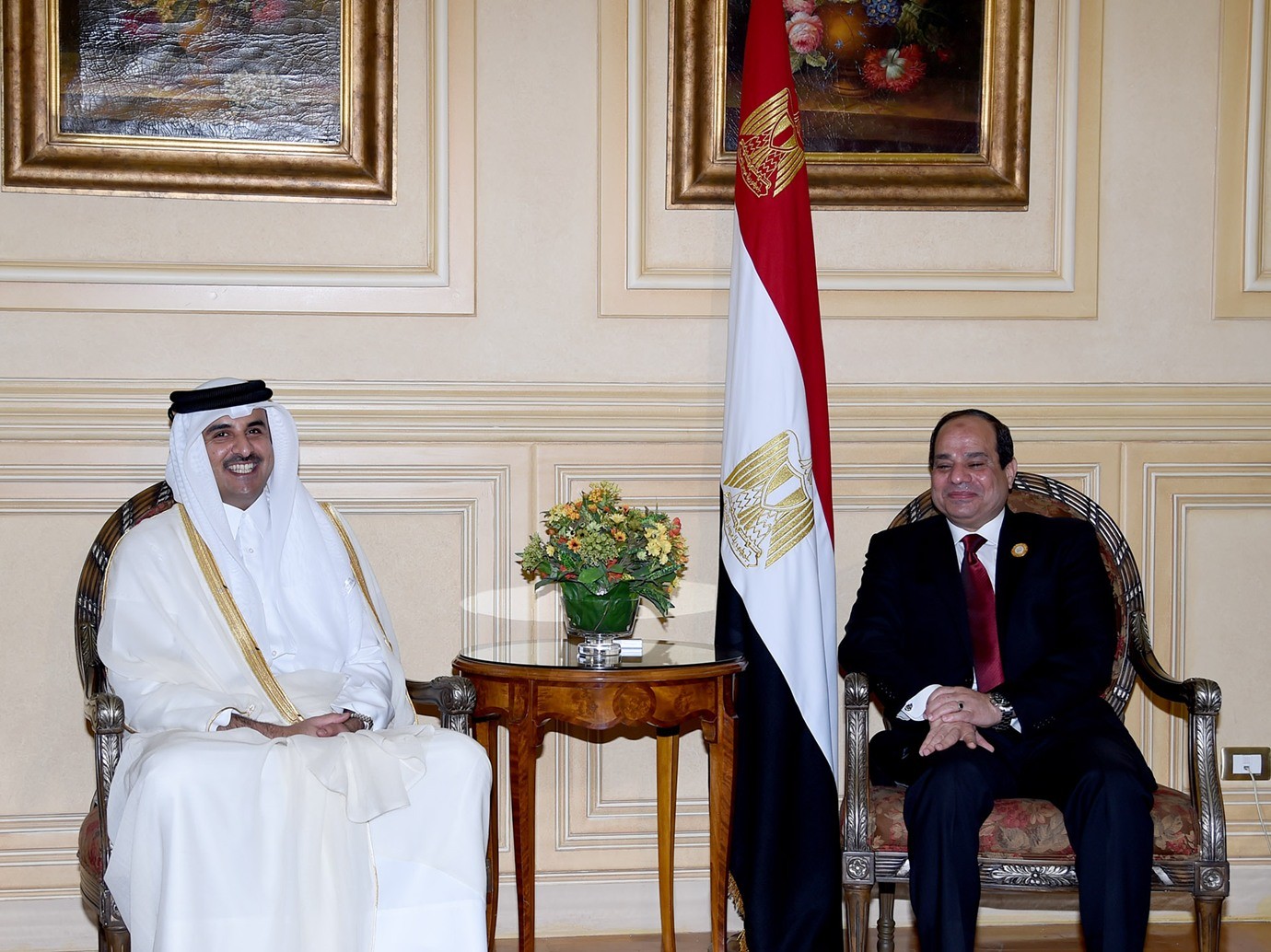 الرئيس المصري يلتقى أمير قطر في العاصمة العراقية بغداد