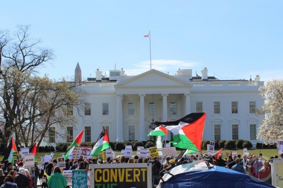 نشطاء أمريكيون يدعون لتظاهرة أمام البيت الأبيض احتجاجًا على زيارة بينت