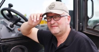 عامل إغاثة بفيضانات ألمانيا يعرض قبعته "الممزقة" فى مزاد وتصل إلى 133 ألف يورو