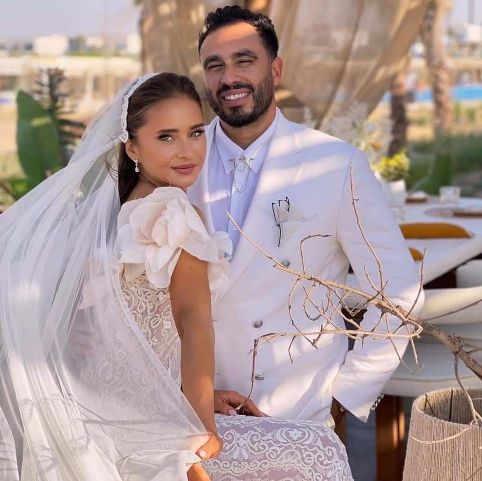 فستان زفاف نيللي كريم يشعل مواقع التواصل الاجتماعي