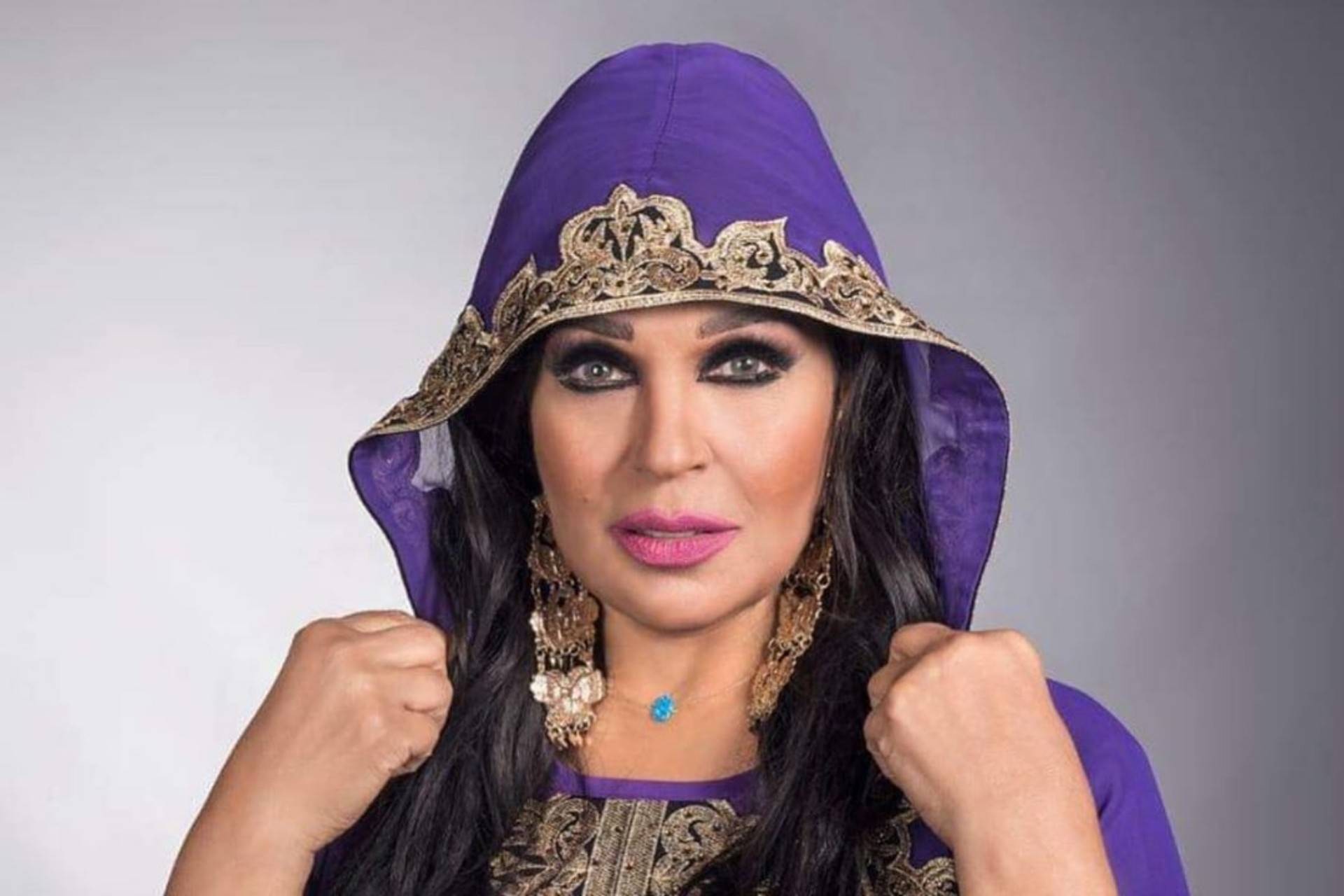 بفستان أحمر قصير... فيفي عبده تحتفل بتعافيها من المرض في الساحل الشمالي