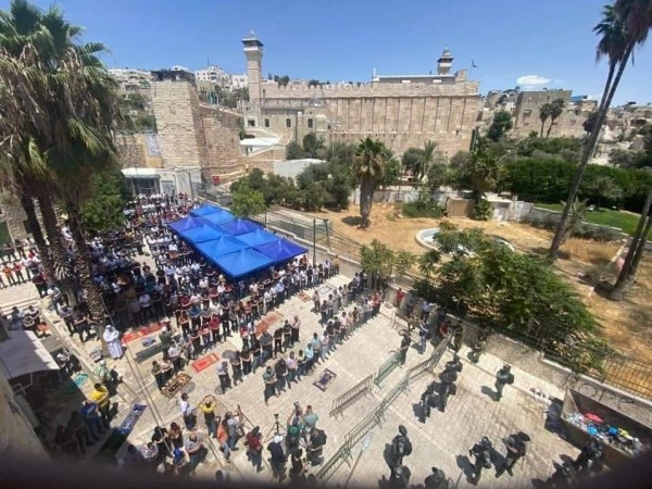 إصابة عشرات المصلين بالاختناق إثر اعتداء الاحتلال عليهم في المسجد الإبراهيمي