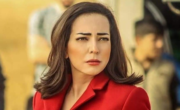 بالفيديو | النجمين "أمل عرفة وعبد المنعم عمايري" معاً ويستمتعان بأجواء البحر